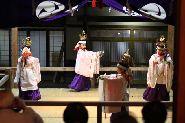 神明宮春季大祭宵宮の神楽奉納