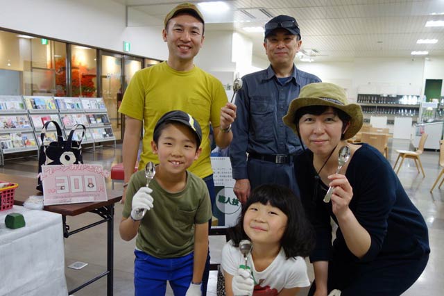 「スプーンのみがき体験」をした栃木県の川島さん家族