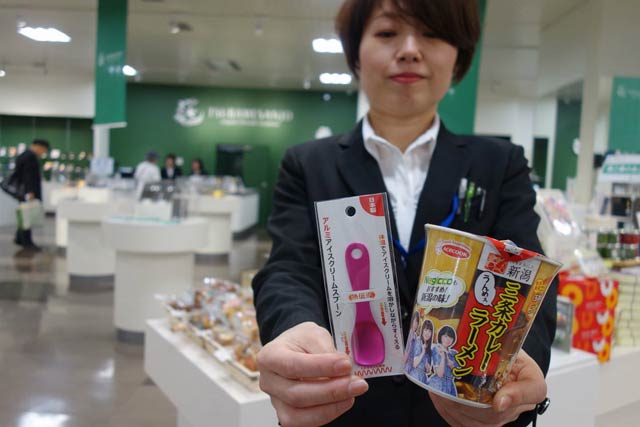 3,000円以上の買物をした人にどちらかをプレゼントしている「三条カレーラーメン」のカップ麺、アルミ製「アイスクリームスプーン」