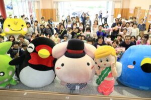 弥彦村公認キャラ卒業の「もち-うさぎ」送別イベントに涙