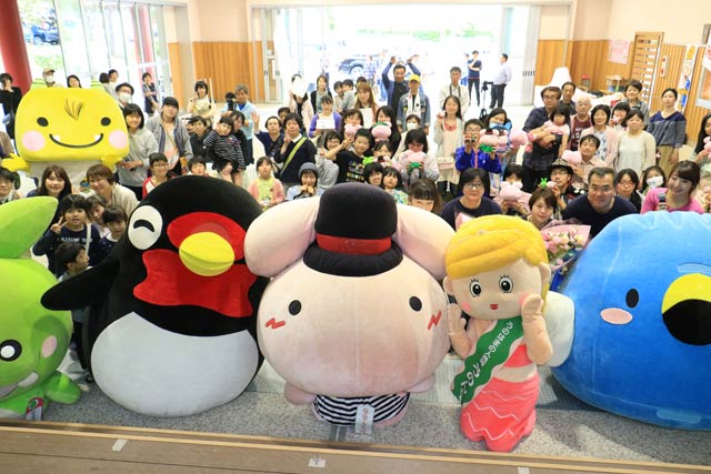 弥彦村の公認キャラクターを卒業した「もち-うさぎ」の送別イベント