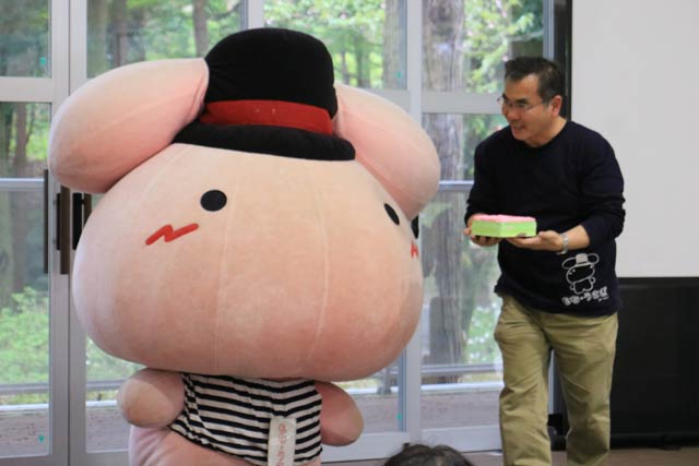 ファン一同からケーキの卒業証書を受けたもち-うさぎ