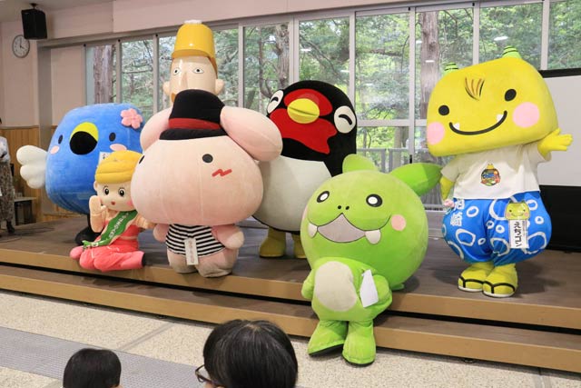 ともに県内のゆるキャラ界を盛り上げた仲間たちも見送りに