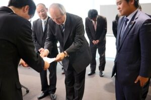 鈴木市長に陳情書を手渡す燕市サッカー協会の板谷会長