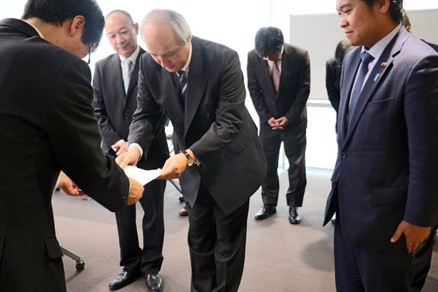 鈴木市長に陳情書を手渡す燕市サッカー協会の板谷会長