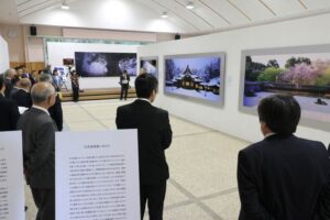 3日開幕の天野尚写真展「地球点描」会場で2日に開かれた内覧会