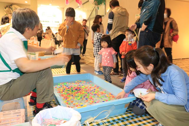 燕三条地場産業振興センターで開かれている「燕三条じばさんGWフェア2018」