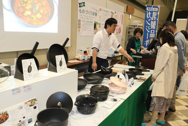 三条特殊鋳工所の鋳物ホーロー鍋「ユニロイ」の実演販売