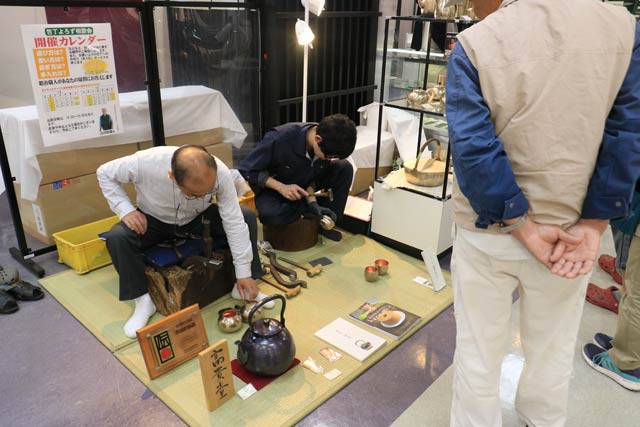 鎚起銅器の実演
