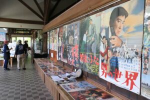 道の駅「良寛の里わしま」で第2回なつかしの映画ポスター展