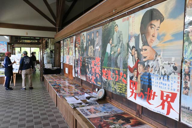 道の駅「良寛の里わしま」の「和らぎ家ギャラリー」で開かれている第2回なつかしの映画ポスター展