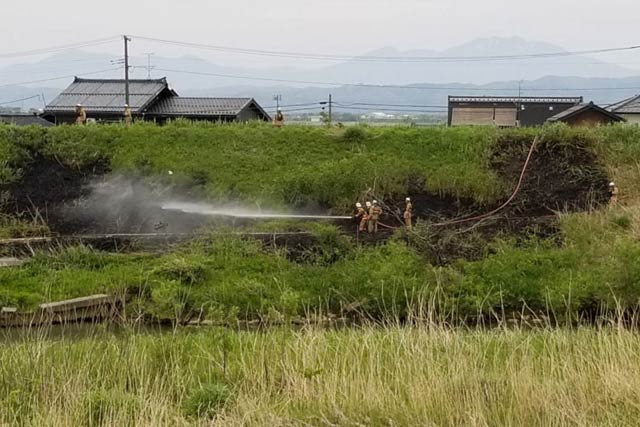 三条市鬼木地内の刈谷田川河川敷で枯草約1,400平方メートルが燃えた
