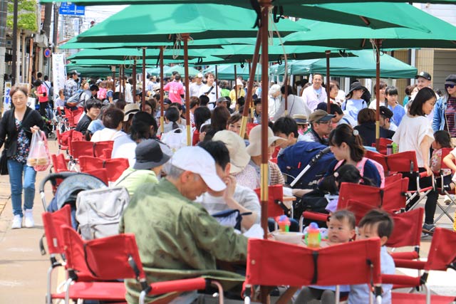 2万0,200人が来場した大型連休最終日の三条マルシェ