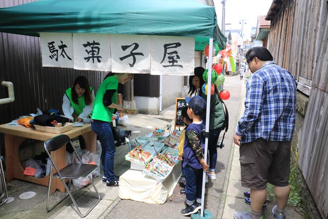 赤壁屋小路で「マルシェ de 駄菓子店」