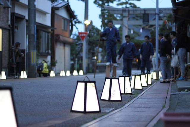 三条大名行列の天狗の練習が行われる八幡小路に八幡町自治会がともしたあんどん