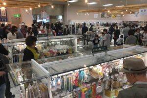 4日の「道の駅 燕三条地場産センター」の物産館のにぎわい
