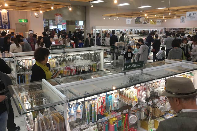 4日の「道の駅 燕三条地場産センター」の物産館のにぎわい