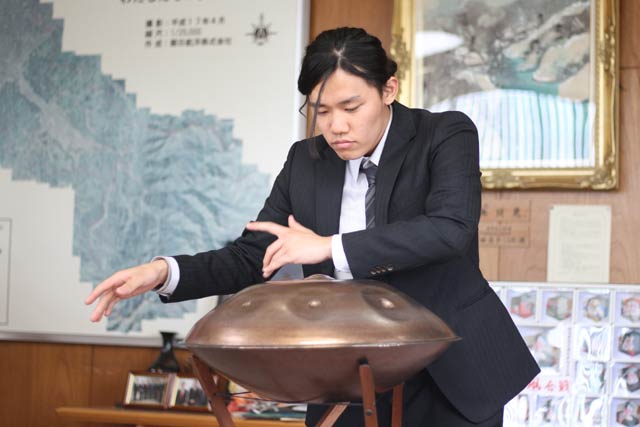 ハンドパンの演奏を披露する久保田さん