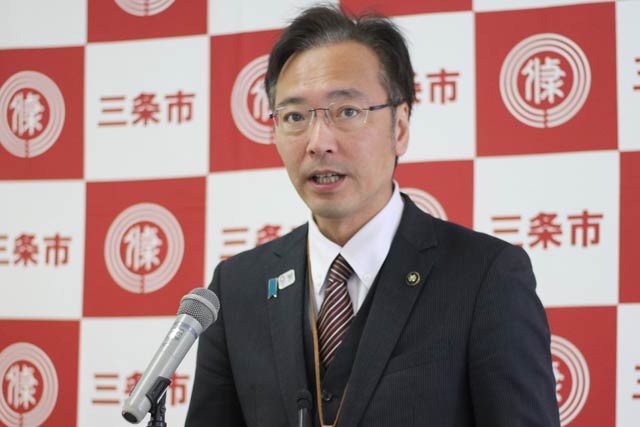 記者会見する国定三条市長