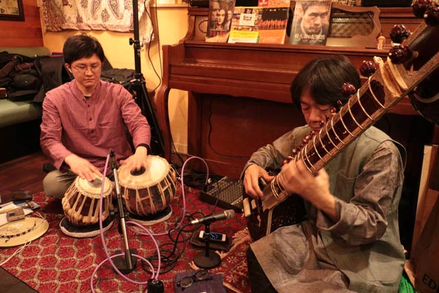 ことし3月18日に燕市・フード＆バー「noanoa」で演奏する「でぃがでぃな エチゴ」の福井智弘さんと斉藤勇さん