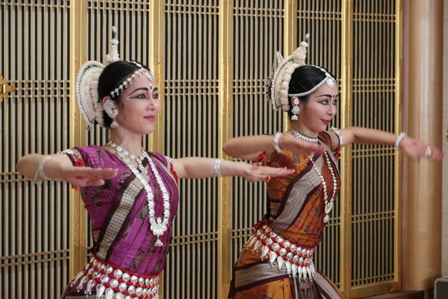ことし3月7日に徳誓寺でオリッシーダンスを踊る福井智美さんと渡辺佳子さん