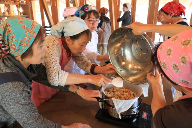 ステージえんがわで醤油おこわづくり