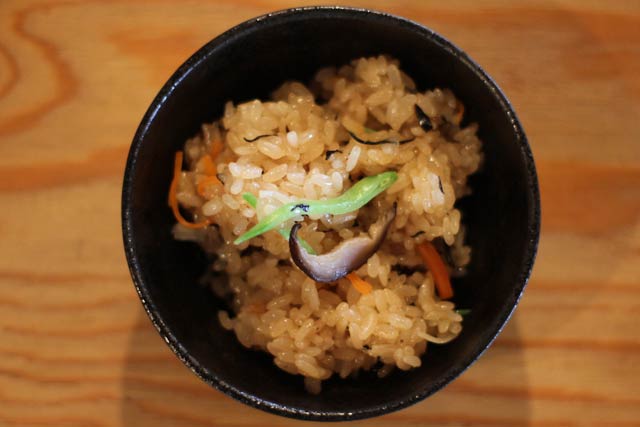 できあがったしょうゆおこわを試食