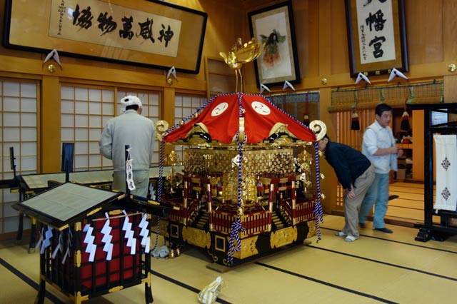 13日に八幡宮拝殿で行われていた神輿の組み立て作業