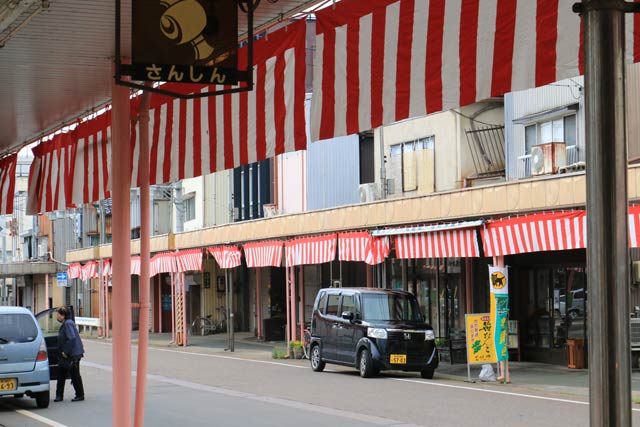 アーケードに紅白幕が下がった三条中央商店街