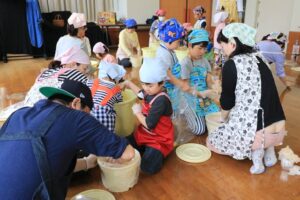 「こどもの森」でみそ仕込み