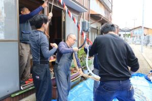 池田さんの家の前で鈴緒を編む