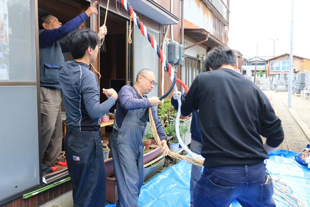池田さんの家の前で鈴緒を編む