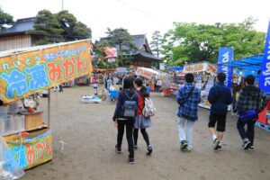 三条祭り宵宮は八幡宮の境内や八幡小路に235もの露店が開設された