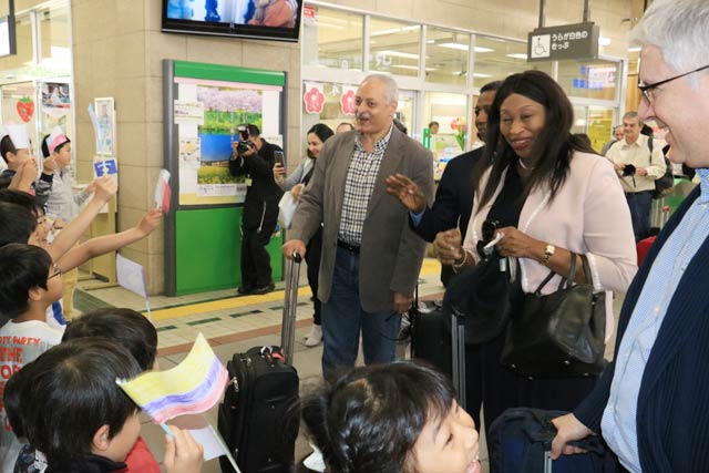 駐日各国外交団を燕三条駅で歓迎した子どもたち