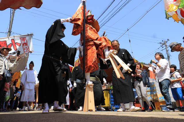 八幡宮を出て八幡小路を進む天狗