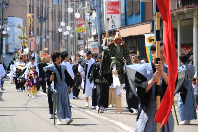 大通りを進む大名行列