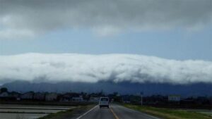14日は弥彦山にのしかかる不気味な雲 15日は天気の心配のない三条大名行列