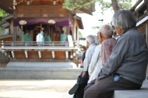 真夏日に迫る29.7度 三条祭り後の八幡宮で日陰で太々神楽を鑑賞 カキツバタが咲きジャコウアゲハが舞う