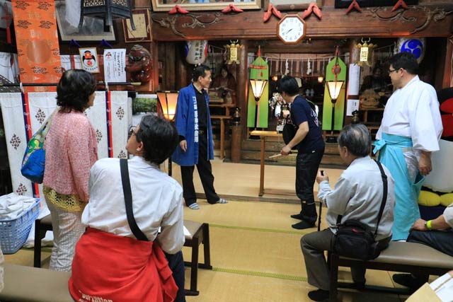 戸隠神社で歴史を聞く