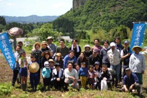 新潟県連合会県央地域協議会が三条南五百川の棚田で田植えワークショップ