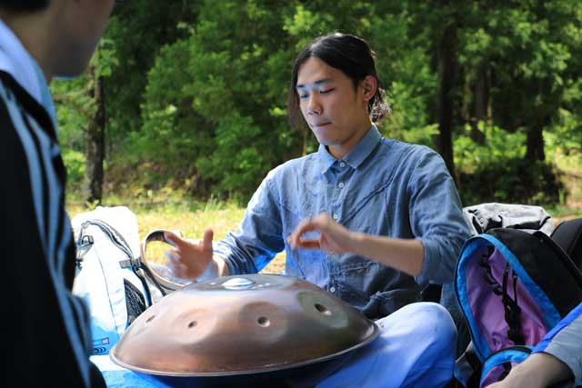 ハンドパンを演奏した久保田亮平さん