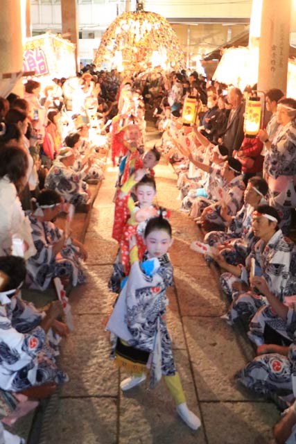 戸隠神社で下座を行う木場小路万灯組