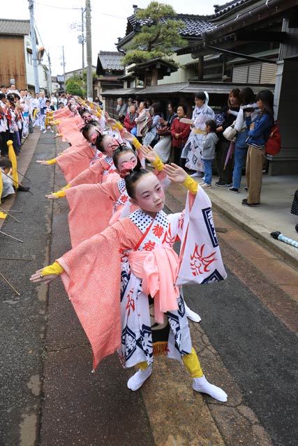 師匠の家の前で伊勢音頭を踊る横町万灯保存会