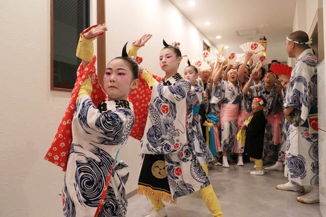 協創スクエアで木場小路万灯組が初めての門付け
