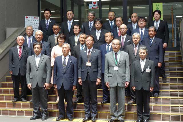 改選後の市議22人と市三役