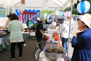 20日は好天に恵まれてようやくにぎわう「越後三条・高城ヒメサユリ祭り」