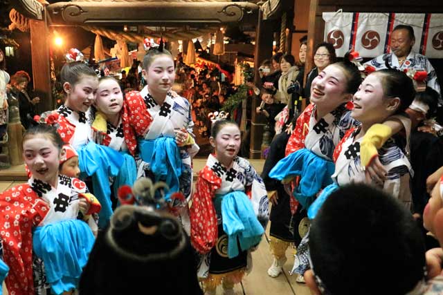 舞い込みで拝殿で盛り上がる木場小路万灯組のお玉