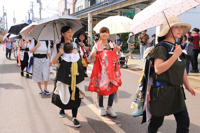 加茂祭の御神幸行列で赤ちゃんを抱っこして加わるお母さん