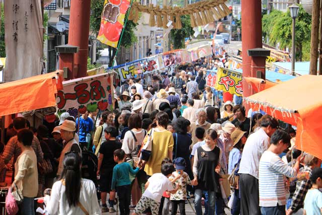 青海神社参道から宮大門へ露店がぎっしり