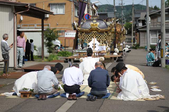 秋房で神事